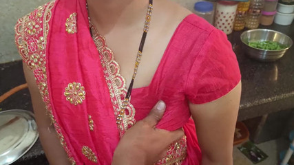 जब घर पर कोई नहीं था तो देवर ने अपनी भाभी को किचन में छोड़ दिया, देवर भाभी की गांड मारी