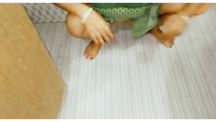 कामुक लड़की बाथरूम में पेशाब करती हुई