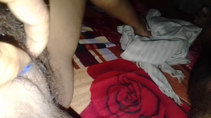 सोनी भाभी अपने बॉयफ्रेंड के बड़े स्तन के साथ हैण्डजॉब