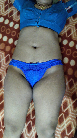 गर्म सुंदर सौतेली बहन घर में अकेली हस्तमैथुन बैंगन