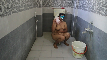 हॉट देसी भाभी का इंडियन शावर