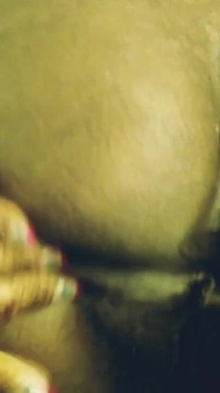 गर्भवती महिला नग्न शो के साथ बिल्ली खेल रही है।