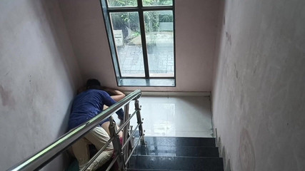 जब वह फार्महाउस में अकेली थी तो भारतीय खूबसूरत भाभी को बाहर ले जाया गया और जमकर चोदा गया