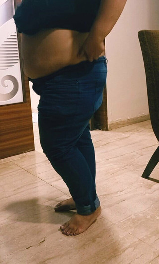 नहाने जाने से पहले भारतीय बीबीडब्ल्यू गर्लफ्रेंड के कपड़े उतारना