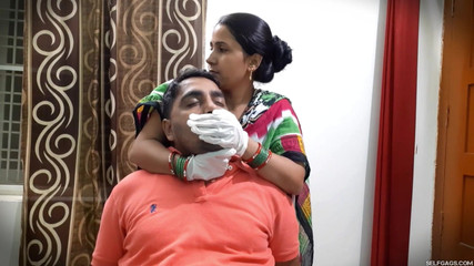 आलसी पति के लिए दस्ताने वाला हैंडगैग!