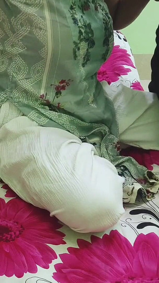 मेरे पति मुझे पर्याप्त समय नहीं देते इसलिए मैं अपने बॉयफ्रेंड से चुदाई करती हूँ।