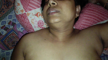 अरे बाप रे! मैंने गलती से अपनी सौतेली माँ को यह सोचकर चोद दिया कि वह मेरी गर्लफ्रेंड है। मैंने उसे क्रीमपाइ से भर दिया