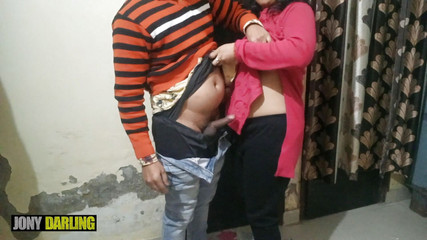 पड़ोसन भाभी की गांड मारी, अंधेरे में घर में घुसे और पड़ोसन के साथ खूब मस्ती की.