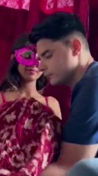 मेरी गर्लफ्रेंड अपने निपल्स दिखाती है