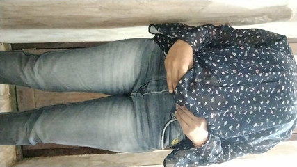 जिम के बाद अपने शरीर पर जूते पहनती भारतीय लड़की