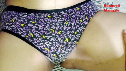 भारतीय पति ने पत्नी की चूत को चाटा और वाइब्रेटर से पानी छोड़ा।