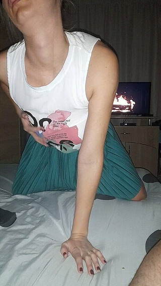 एक साफ सुथरा 18 वर्षीय तृतीय वर्ष के छात्र का असली उत्साह गोरी चमड़ी वाले दुबले-पतले व्यक्ति द्वारा दबाया नहीं जा सकता