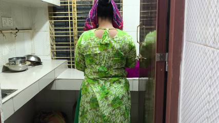 मैंने अचानक अपनी सौतेली चाची को घर में बर्तन साफ ​​करते हुए देखा