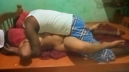 घर पर स्टेपुनकल के साथ भारतीय सौतेली पत्नी को धोखा