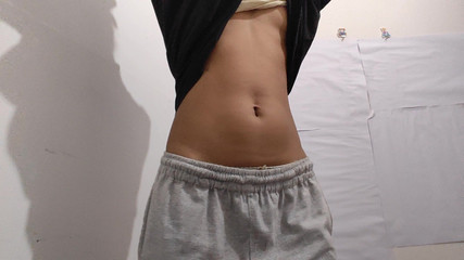 प्यारी खूबसूरत लड़की अपनी बिल्ली को छूती है और अपने छोटे स्तनों को सहलाती है, अपनी बिल्ली को खोलती है ताकि आप उसमें अपना लंड डाल सकें