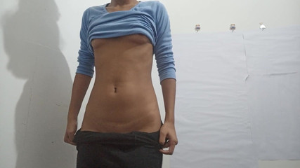 सौतेली माँ शौचालय में झटके मारती है