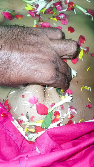 फूलों के बिस्तर में रोमांस का आनंद लेते विवाहित जोड़े