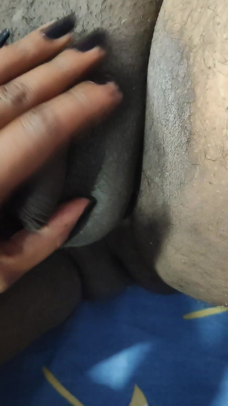 भारतीय सौतेली बेटी शयनकक्ष में अपने सौतेले पिता को लिंग से हंडजोब देती है