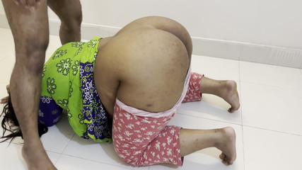 बिग बट धोखा देने वाली सौतेली माँ तब क्रोधित हो जाती है जब सौतेला बेटा आकस्मिक क्रीमपाइ से वीर्यपात करता है, वह अपनी बड़ी गांड के अंदर और अधिक चुदाई चाहती है