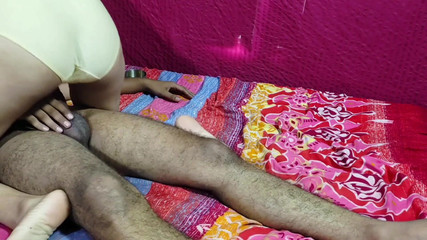 अपने दोस्त की पत्नी को कमरे में छोड़ दिया