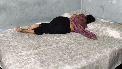 सौतेले भाई ने अपनी सौतेली बहन को चटाई पर लिटा दिया और अपना मोटा लंड उसकी चूत में डाल दिया और उसकी जोरदार चुदाई की