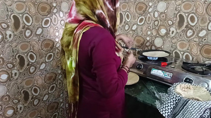 आज एक दोस्त की पत्नी के साथ रसोई में गया