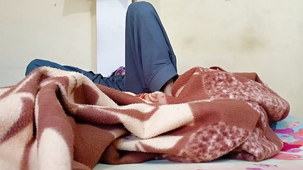 जीजा ने साली की चूत में खीरा डालते हुए देखकर उसे शांत किया।