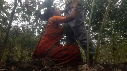 खेत में काम करने आई भाभी को चोदा