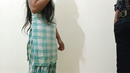 गांव की नौकरानी थूकने के बाद चली गई