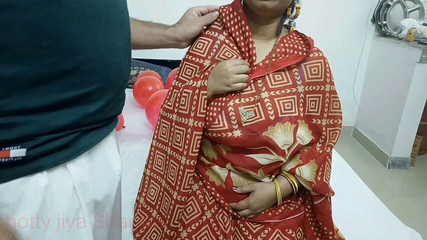 सौतेली माँ और सौतेला बेटा आनंद ले रहे हैं जब सौतेला पिता घर पर नहीं है