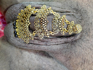 भारतीय देसी भाभी जी आभूषणों के साथ अपने सौतेले बेटे के साथ आनंद ले रही हैं