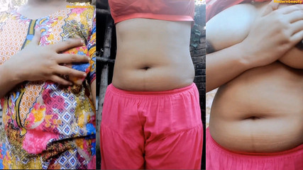 खूबसूरत बांग्लादेशी लड़की नहाते समय स्तन और बिल्ली दिखा रही थी।