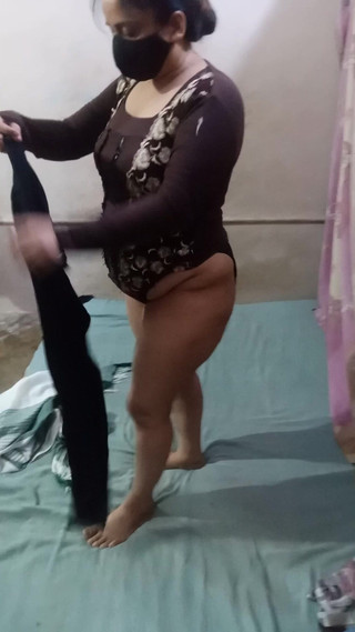 सेक्सी परिपक्व अपने कपड़े बदल रही है