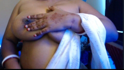 सेक्सी लड़कीं अपनी ब्रा उतारती है और साड़ी में अपने स्तन दबाती है।