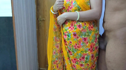 सारा हॉट टीचर पहले कॉलेज डे में शामिल हुईं और हिंदी ऑडियो में उनकी गांड में दो बार जोरदार चुदाई हुई जब तक कि गांड से वीर्य टपकने नहीं लगा