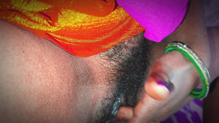 देसी गाँव की भाभी के स्तन और चूत के अंदर उंगली करते हुए दिखाएँ