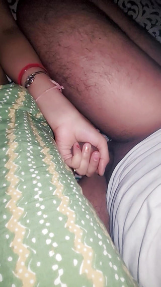 बांग्लादेशी सौतेली माँ अपने प्रेमी को बकवास करने के लिए अपने बड़े स्तन दिखा रही है