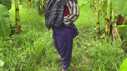 मैं अपनी पड़ोसन को केले के बागान में ले गया और उसे गले लगा लिया और चोदना शुरू कर दिया