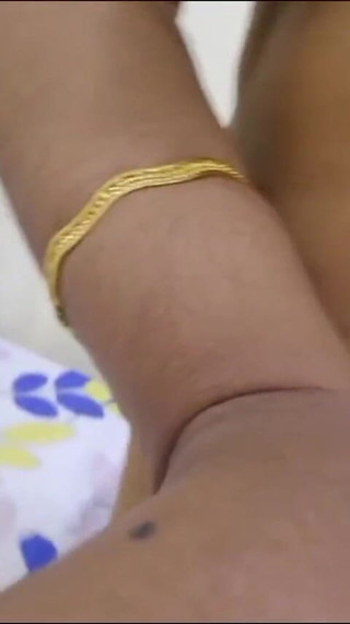 मल्लू स्टेपाउंटी पूर्ण नग्न दिखा रही है