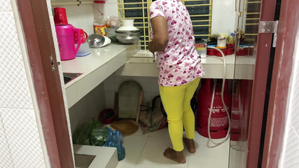 मैंने देखा कि मेरी सौतेली चाची रसोई में प्रवेश कर रही है और सफाई कर रही है, मैंने उसे गले लगाया और चोदना शुरू कर दिया