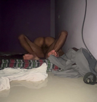 भारतीय विवाहित बड़ा गधा सुंदर मकान मालिक किरायेदार के कमरे में आता है और रात में अपने लंड की सवारी करता है गद्दों पर कठोर सेक्स जोर से हिंदी गंदा