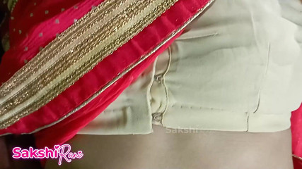 भारतीय सौतेली माँ ने कपड़े बदलते हुए अपने सौतेले बेटे को साड़ी में चोदा