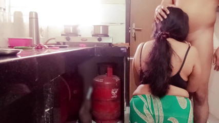 देसी भारतीय बड़े स्तन वाली सौतेली माँ आर्या को खाना बनाते समय रसोई में सौतेले बेटे ने चोदा