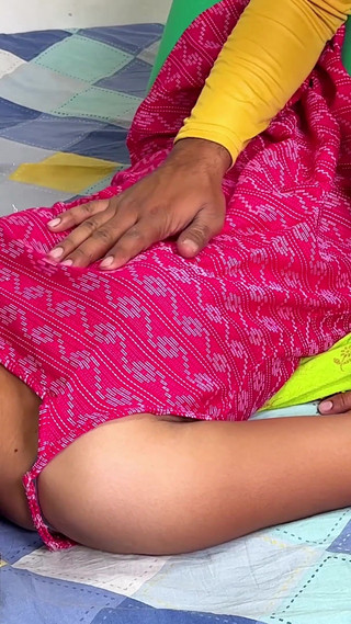 कोमल की नौकरानी ने अपनी लड़की को घर के मालिक के पास भेजा