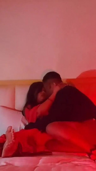 कानून की सौतेली बहन को उसके सौतेले भाई ने उसके घर पर बहकाया