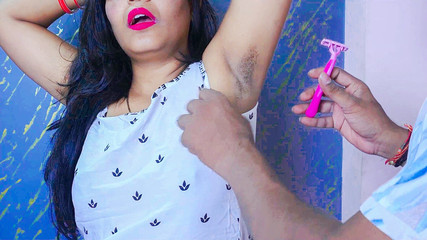 हॉट रवीनादेसी सौतेली बहन सैलून मैन के सामने नग्न, बालों वाली चूत की शेविंग के दौरान