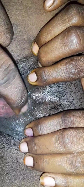 पति धोखा देकर मेरे घर में सेक्स कर रहा है, बहुत ज़ोर से मेरी चूत को चोद रहा है, मेरे बड़े स्तनों को तेल से मालिश कर रहा है, मेरी बड़ी गांड को ज़ोर से चोद रहा है, बहुत गरम कर रहा है