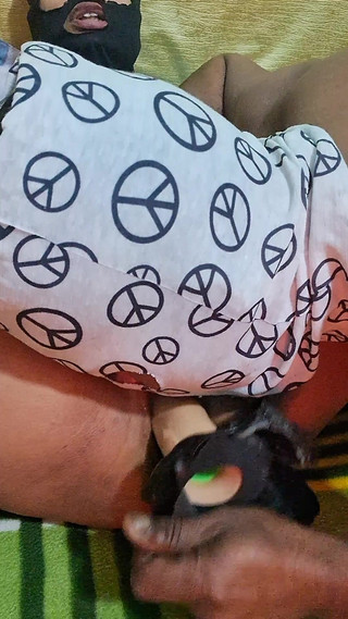 मैंने अपने जीजाजी का लंड चूसते हुए अपनी चूत में एक बड़े डिल्डो का भी आनंद लिया।