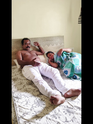 दृश्य संकलन के पीछे भारतीय जोड़े