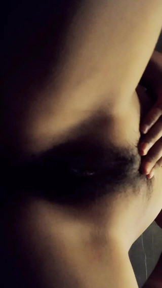 सेक्सी लड़की अपनी गीली चूत में बहुत ज़ोर से उंगली कर रही है